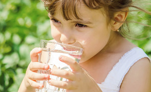 ילדה שותה מים (צילום: shutterstock by Tatevosian Yana)