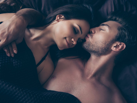 בני זוג ישנים במיטה (צילום:  Roman Samborskyi, shutterstock)
