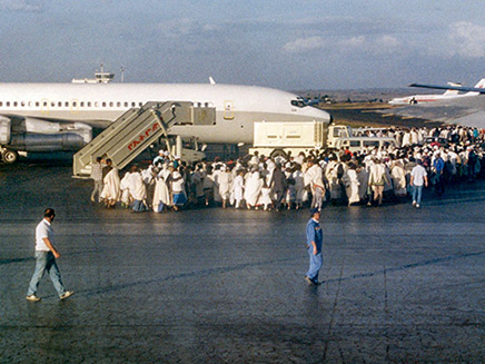 יהודי אתיופיה סמוך למטוס (צילום: בנימין לפיד, חדשות)