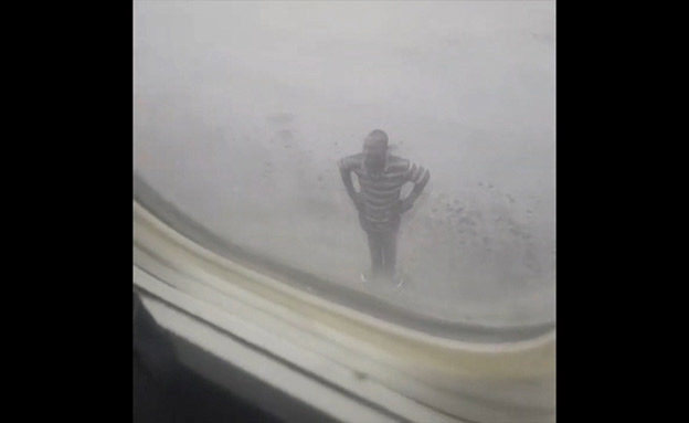 החשוד שקפץ על כנף המטוס (צילום: חדשות)
