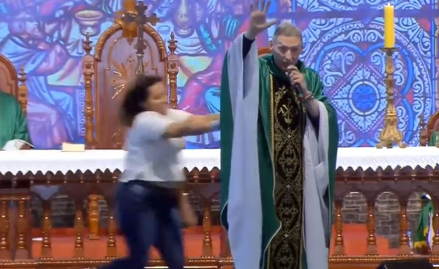 הפילה את הכומר ההומופוב מהבמה (צילום: יוטיוב )