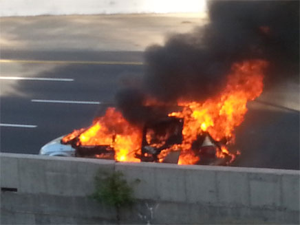 רכב עולה באש באיילון, ארכיון (צילום: יסמין מייזלר, חדשות)