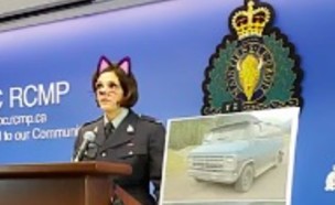 שוטרת בפילטר חתול (צילום: מתוך שידורי BC RCMP בפייסבוק)