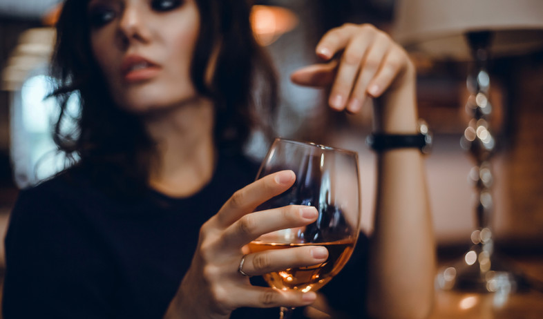 אישה שותה יין (צילום: shutterstock |  sergey causelove)