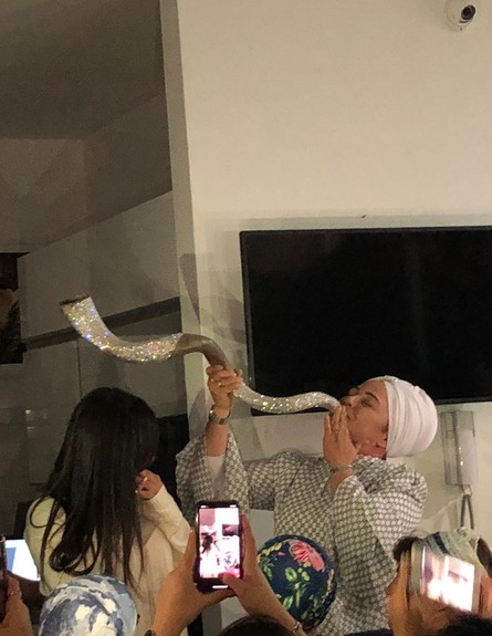 הרבנית ברש בהפרשת חלה עם סיגל תמם, יולי 2019 (צילום: צילום פרטי)