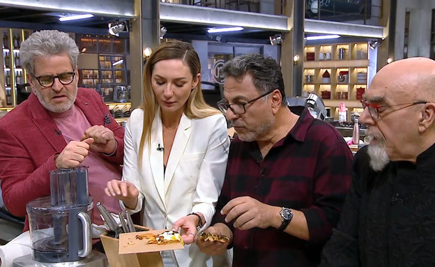 השופטים טועמים את המנות השופטים טועמים את המנות