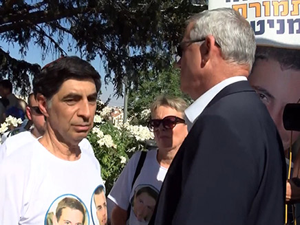 גנץ משוחח עם משפחות הנעדרים (צילום: חדשות)