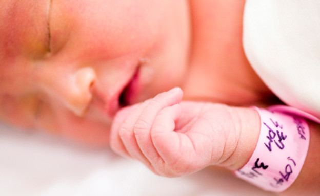 תינוקת עם צמיד בית חולים (צילום: אימג'בנק / Thinkstock)