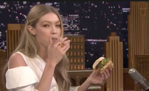 ג'יג'י חדיד אוכלת המבורגר (צילום: צילום מסך מתוך "The Tonight Show")