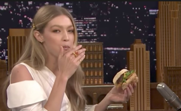 ג'יג'י חדיד אוכלת המבורגר (צילום: צילום מסך מתוך "The Tonight Show")