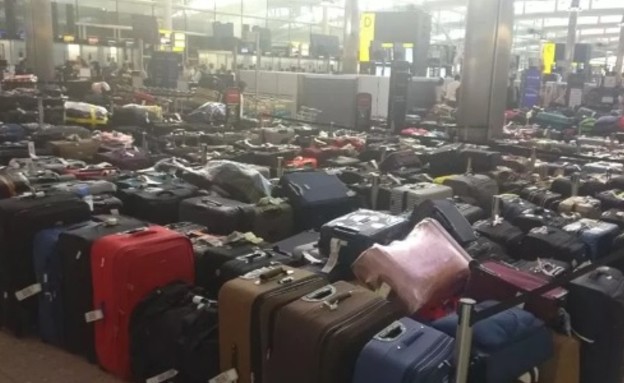 מזוודות בהית'רו (צילום: devarshi27, טוויטר)