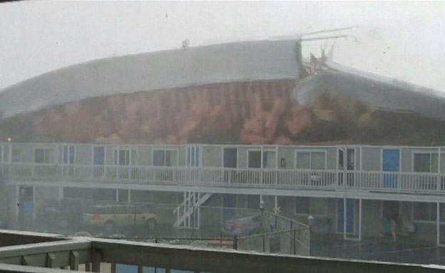 גג המלון ניתק ממקומו (צילום: רויטרס, TERRY - ANN SIMPSON, חדשות)