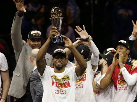 לנארד עם אליפות ה-NBA. פייבוריט לזכייה נוספת (Getty Images) (צילום: ספורט 5)