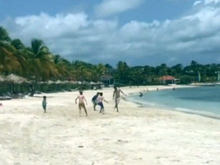 אוניל והחברים החדשים בחוף באנטיגואה (צילום: skynews, חדשות)