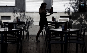 אילוסטרציה מלצרית מגישה בית קפה (צילום: רויטרס, חדשות)