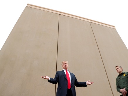 טראמפ מסביר על בניית החומה בגבול מקסיקו (צילום: רויטרס, חדשות)