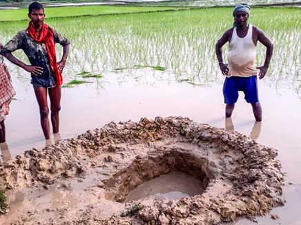הבור שיצר הסלע שהתרסק בשדה האורז (צילום: CNN, חדשות)