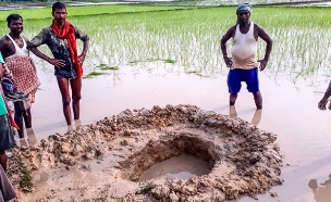 הבור שיצר הסלע שהתרסק בשדה האורז (צילום: CNN, חדשות)
