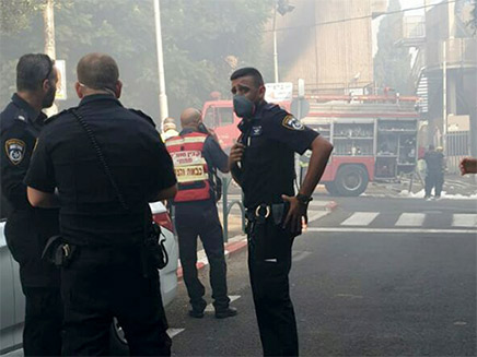 דיירים מבניינים סמוכים פונו (צילום: דוברות כבאות והצלה, חדשות)