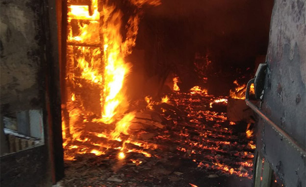 מוקד השריפה - בנגריה שבמתחם (צילום: דוברות כבאות והצלה, חדשות)