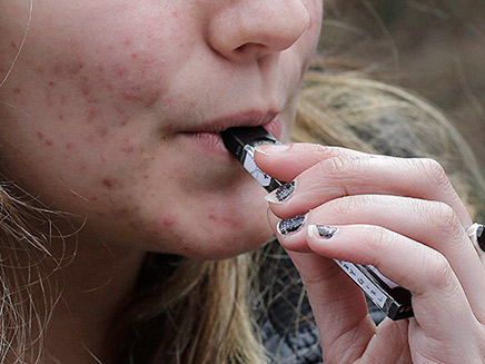 נערה מעשנת גול, סיגריה אלקטרונית (צילום: AP, חדשות)