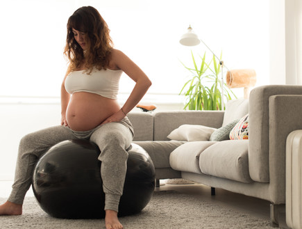 אישה בהיריון (צילום: shutterstock By Trendsetter Images)