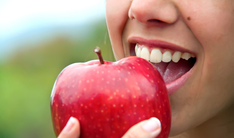אוכלת תפוח (צילום: Glayan, Shutterstock)