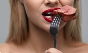 אישה אוכלת בשר  (צילום: By Dafna A.meron, shutterstock)