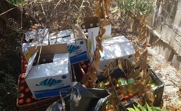200 בקבוקי תבערה נמצאו בחצר בית בכפר מנדא (צילום: דוברות המשטרה)