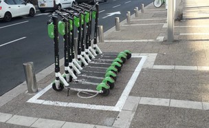 תאי החנייה החדשים לאופניים ולקורקינטים החשמליים השיתופיים (צילום: עיריית תל אביב-יפו)