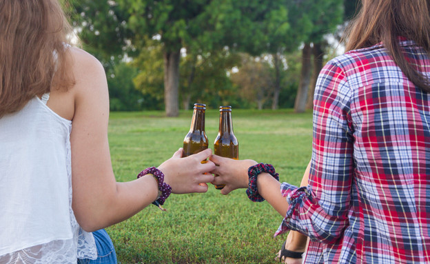 Cerveza en la naturaleza (foto: Shutterstock | PabloBenii)