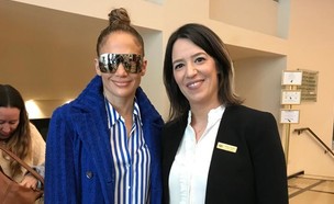 ג'ניפר לופז עם רמה אורם, מנכ"לית מלון דן תל אביב (צילום: באדיבות דן ת"א)