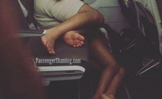 ישנה על הריצפה (צילום: passengershaming, מתוך instagram)