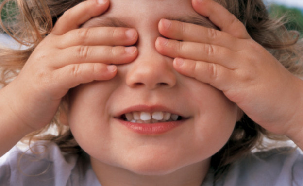 ילדה מסתירה את העיניים (צילום: אימג'בנק / Thinkstock)