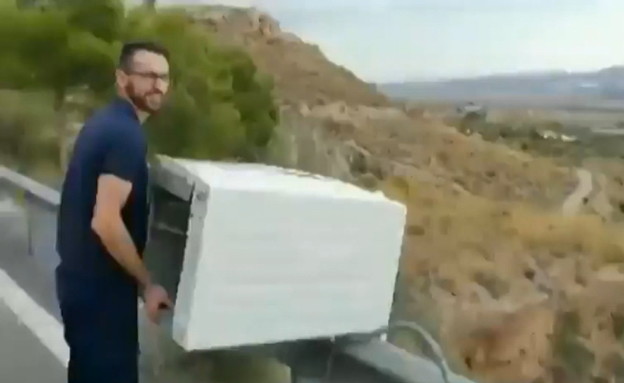 ספרד: זרק מקרר במורד הר – ויכנס לכלא?      (צילום: מתוך חשבון הטוויטר AUGC Guardia Civil‏ )