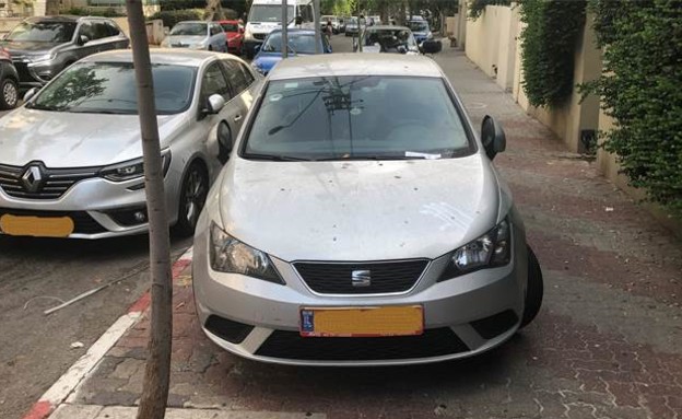 רכב חונה על המדרכה בתל אביב (צילום: בר לביא, גלובס)