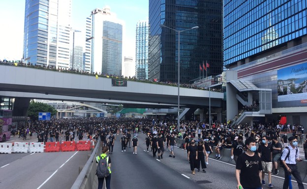 מפגינים חוסמים כבישים בהונג קונג (צילום: CNN)
