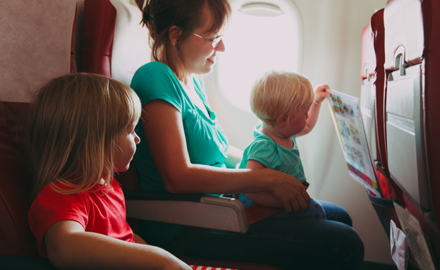 משפחה במטוס (צילום:  NadyaEugene, shutterstock)
