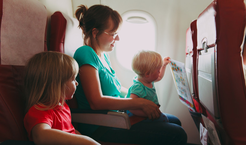 משפחה במטוס (צילום:  NadyaEugene, shutterstock)