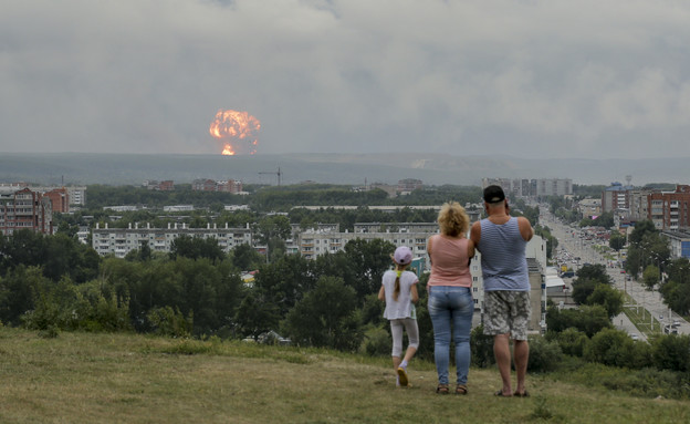פיצוצים במחסן נשק בסיביר (צילום: AP)