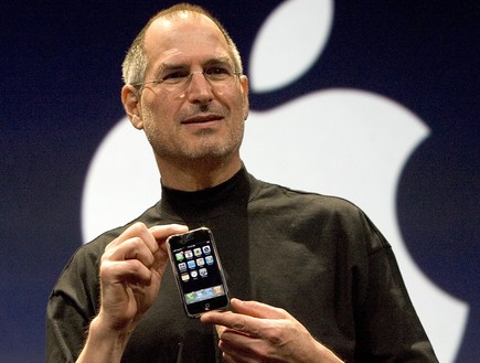 סטיב ג'ובס מציג את האייפון החדש בשנת 2007 (צילום: David Paul Morris, GettyImages IL)