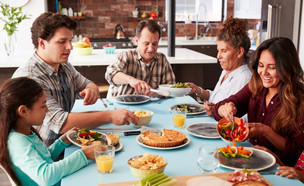 משפחה אוכלת ארוחת ערב (אילוסטרציה: Monkey Business Images, shutterstock)