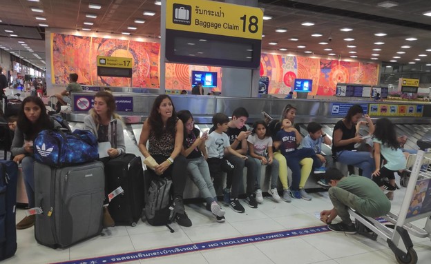 ממתינים בנמל התעופה בבנגקוק (צילום: באדיבות המצולמים)