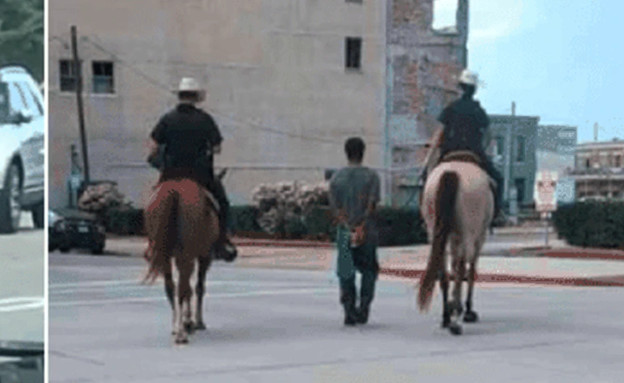 גבר שחור שמובל ע"י שוטרים על סוסים בטקסס (צילום: Twitter/AdrBell)