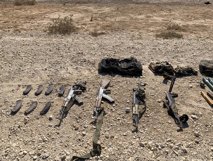 כלי הנשק שנתפסו על המחבלים שניסו לחדור לישראל מעזה (צילום: דובר צה
