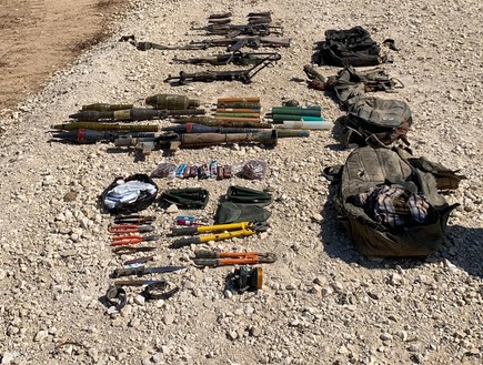 כלי הנשק שנתפסו על המחבלים שניסו לחדור לישראל מעזה (צילום: דובר צה''ל, באדיבות גרעיני החיילים)