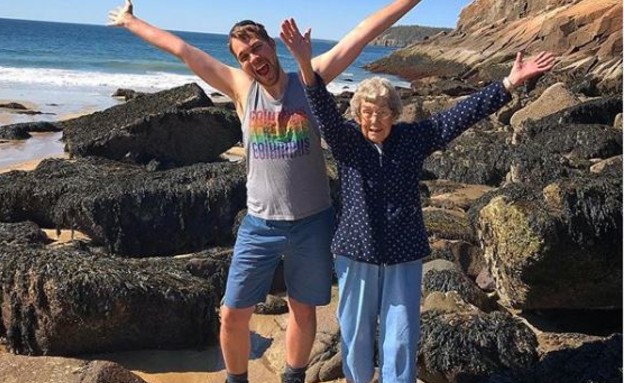 נכד וסבתא מטיילים (צילום: doctorhellbender@, instagram)
