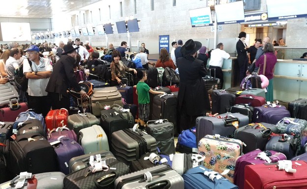 נתבג, נתב"ג, שדה תעופה, מזוודות, מזוודה, עיכוב (צילום: החדשות 12, החדשות12)