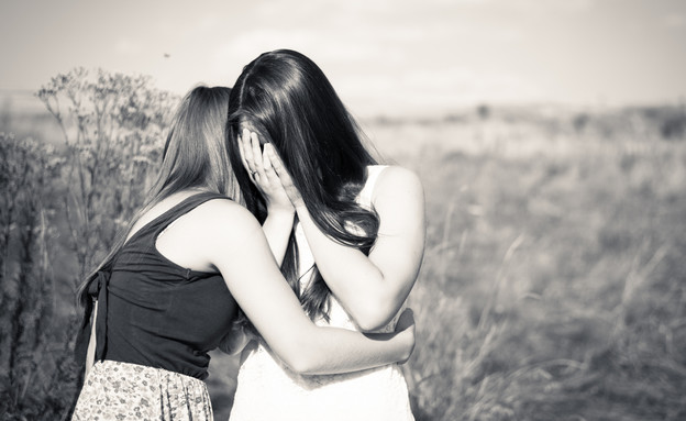שתי נשים בוכות (צילום: shutterstock | GLRL)