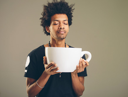 איש עם כוס קפה ענקית  (צילום: By Dafna A.meron, shutterstock)